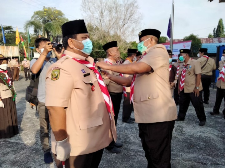 Di Hari Jadi ke 60 Gerakan Pramuka, Bupati Alfedri Terima Penghargaan Lencana Pancawarsa IV (foto/lin)