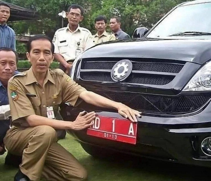 Potret Jadul Jokowi Berfoto Dengan Mobil Esemka Kebanggaan yang Jadi Kendaraan Dinas Walikota Solo (foto/int)
