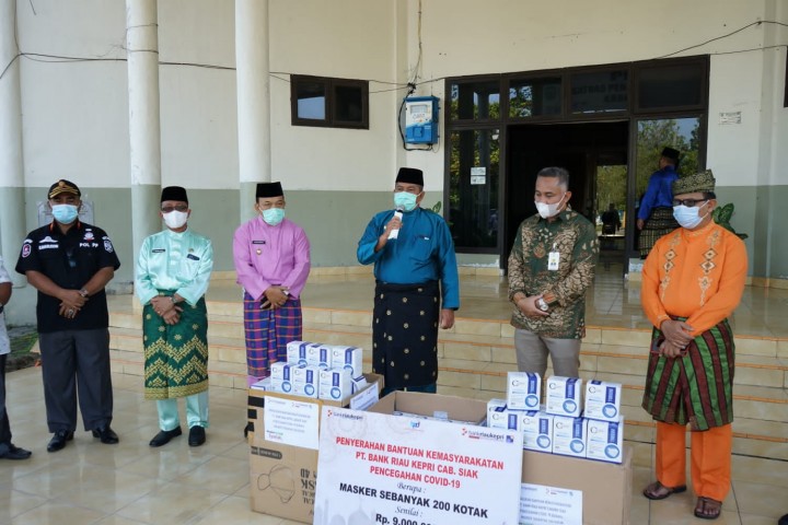 Cegah Penyebaran Covid-19 di Siak, Bank Riau Kepri Cabang Siak Salurkan Bantuan Masker (foto/lin)