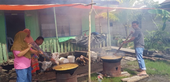 10 Muharram, Masyarakat Lorong Janggus Teluk Pinang Gotong Royong Buat Bubur Asyura (foto/rgo)