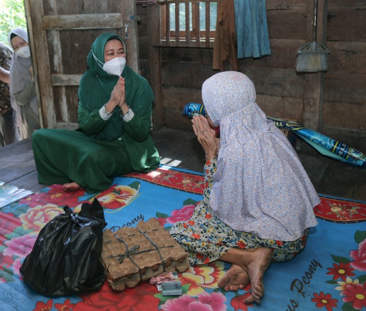 Melalui Program Jumat Berbagi, Dekranasda Siak Salurkan Bantuan (foto/lin)