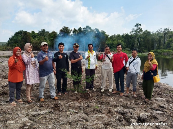 Tim KKN UNRI Bersama Perangkat Desa Melakukan Penanaman Pohon di Wisata Sungai Kencong Desa Pinang Sebatang Barat (foto/int)