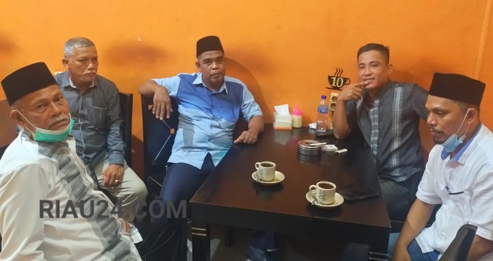 H. Mustafa Hurian dan pengurus LAMR Rupat saat menemui wartawan Riau24.com