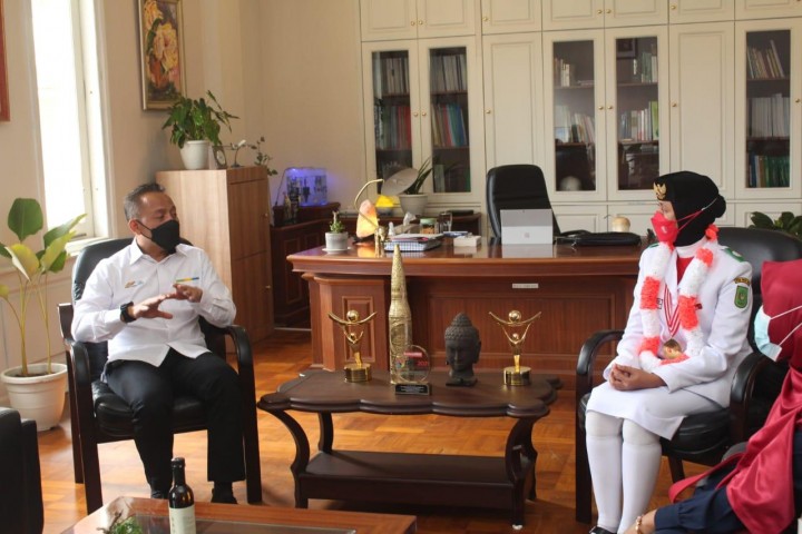 CEO PTPN V, Jatmiko Santosa (kiri), saat berbincang hangat dengan Dwita Okta Amelia Herdian, anggota Paskibraka Istana Negara asal Riau. Dwita, si 