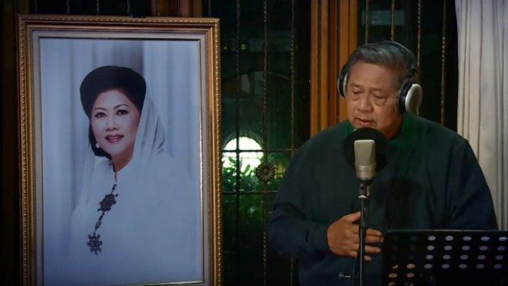 Presiden RI ke-6 Susilo Bambang Yudhoyono tengah menyanyi. Sumber: Internet