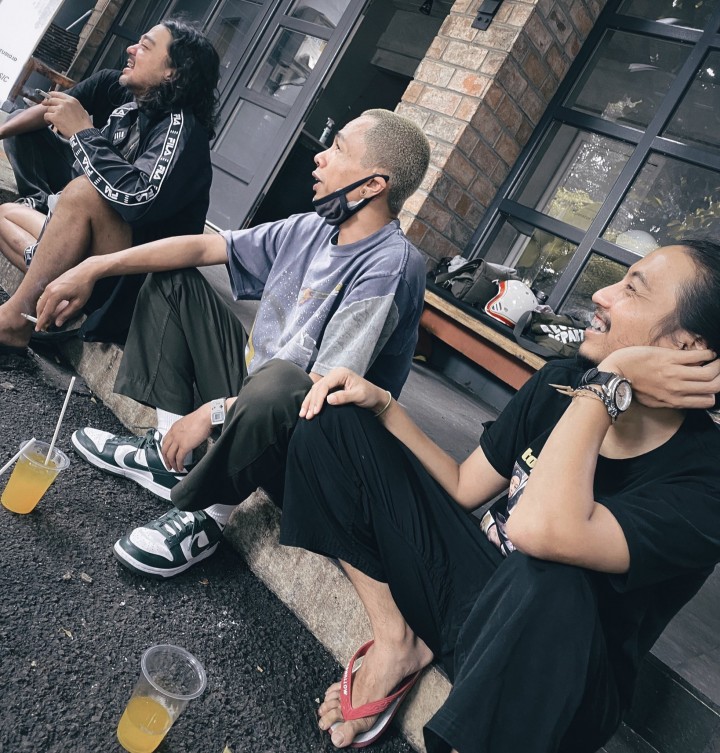 Momen Penyanyi Fiersa Besari Tertawa Bersama Jason Ranti dan Ari Lesmana Fourtwnty, Netizen: Squad Senja 2021 (foto/int)