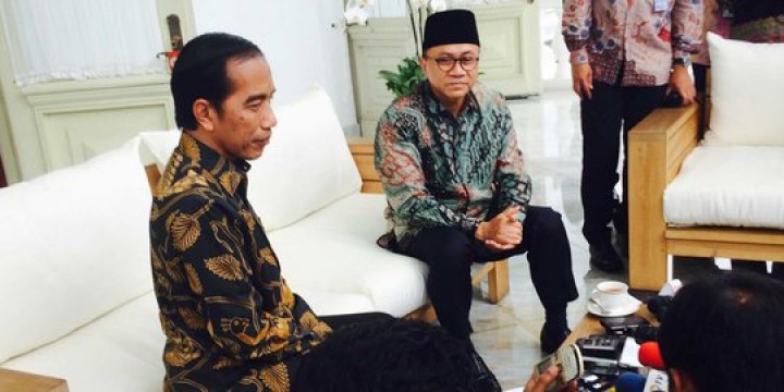 Presiden RI Joko Widodo (kiri), Ketum PAN Zulkifli Hasan (kanan). Sumber: Merdeka.com