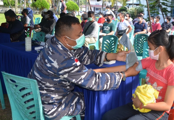 TNI AL di Dumai Datangi Nelayan dan Pedagang Apung untuk Divaksin 