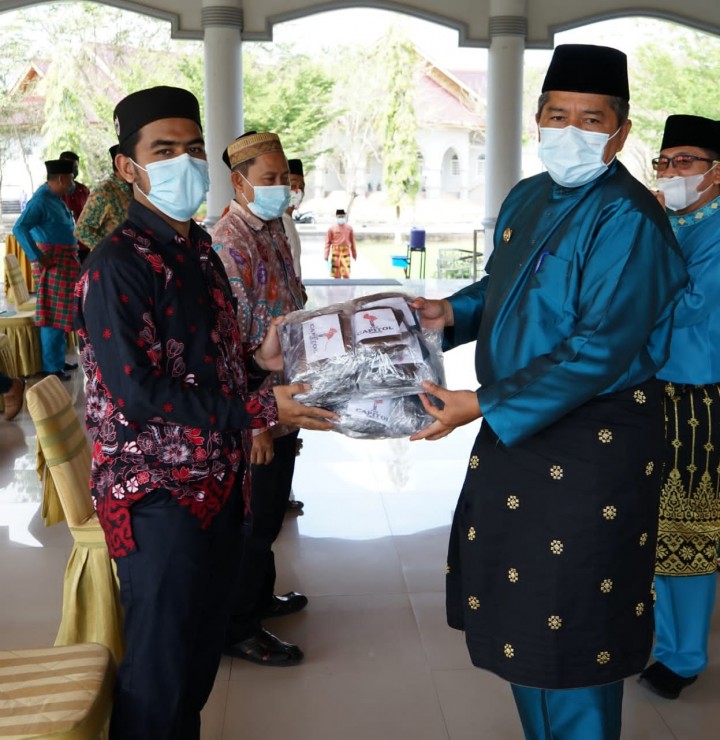 Alfedri Serahkan Masker Untuk Ponpes di Kecamatan Siak (foto/ist)