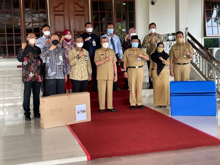 OJK, BPMD dan FKIJK Provinsi Riau serahkan bantuan untuk penanganan Covid-19 di Riau.