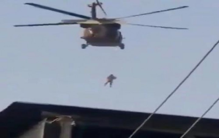 Viral Taliban Sita Helikopter Black Hawk Amerika Serikat, Ada yang Tergantung di Bawah Pakai Tali (foto/int)