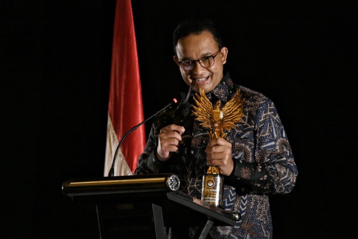 Gubernur DKI Jakarta, Anies Baswedan ketika meraih penghargaan dari Lembaga Perlindungan Saksi dan Korban (LPSK)