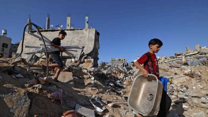 Anak-anak di Palestina berada di puing-puing bangunan. Sumber: Internet
