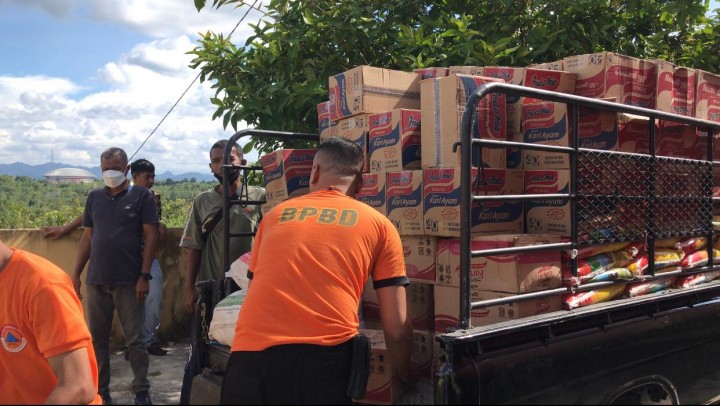 Petugas BPBD Kampar melansir bantuan pangan untuk korban banjir di Desa Ludai