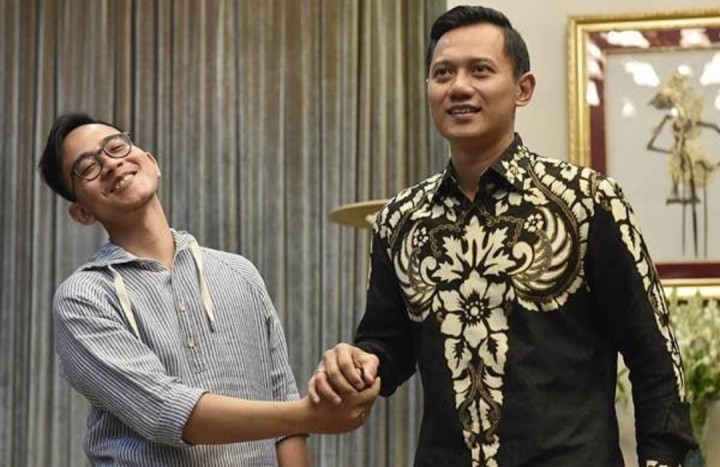 Momen Akrab AHY Dengan Gibran Rakabuming Anak Jokowi Sedang Salam Komando, Netizen: Putra-putra Mahkota (foto/int)
