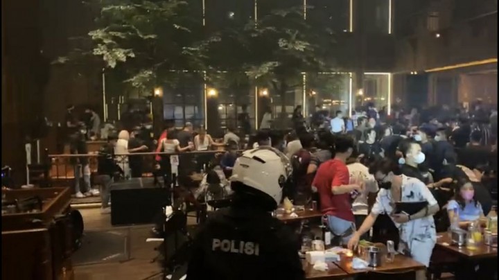 Polisi melakukan razia pelanggaran prokes Hollywings Tavern Kemang, Jakarta