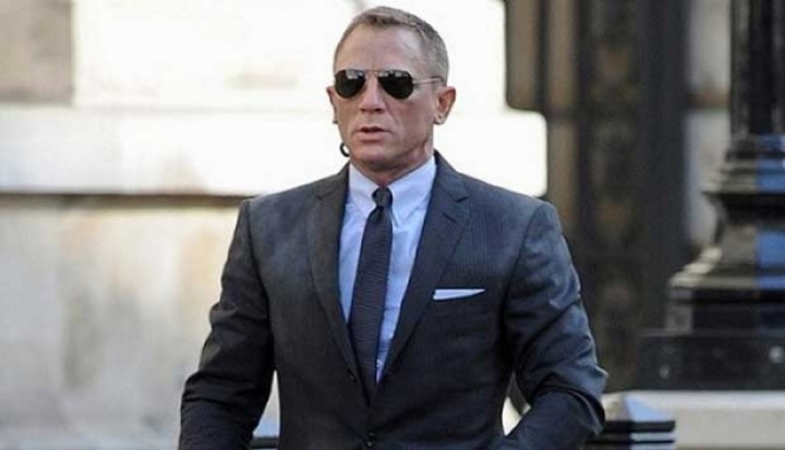 James Bond mengenakan kaca mata. Sumber: Internet