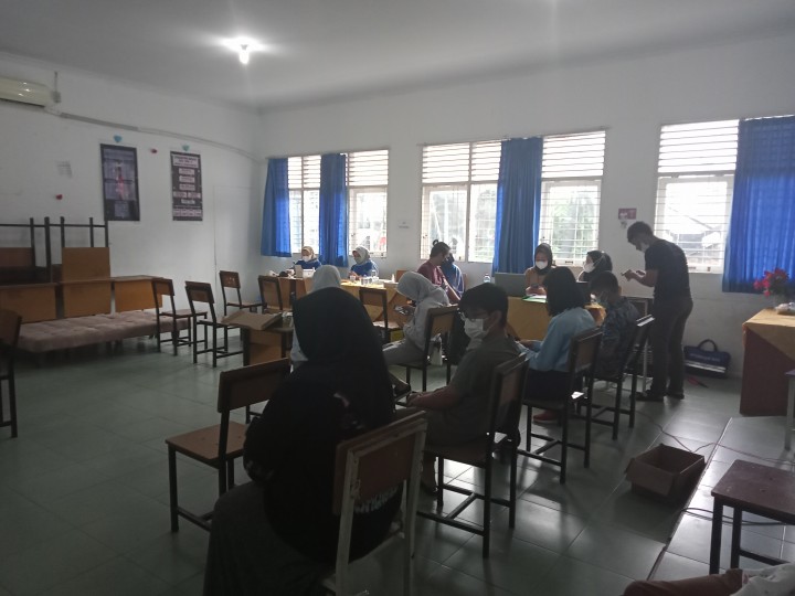 Masyarakat antusias ikuti vaksinasi di SMA N 8 Pekanbaru yang ditaja IDI dan Dinskes Riau