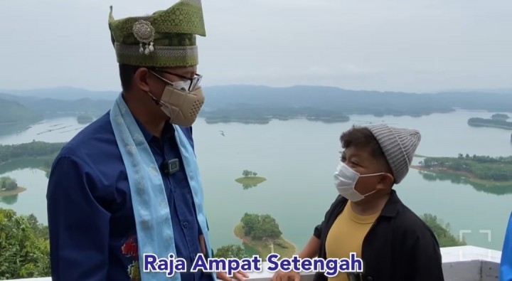 Ditemani Megi Irawan ke Puncak Kompe, Menteri Sandiaga Uno: Kangen Raja Ampat, Bisa ke Riau (foto/int)