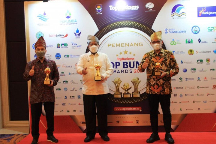 Bupati Siak Alfedri bersama Direktur Utama PT BSP Iskandar dan Komisaris Hendrisan menerima penghargaan Top BUMD Awards 2021. Foto: ist