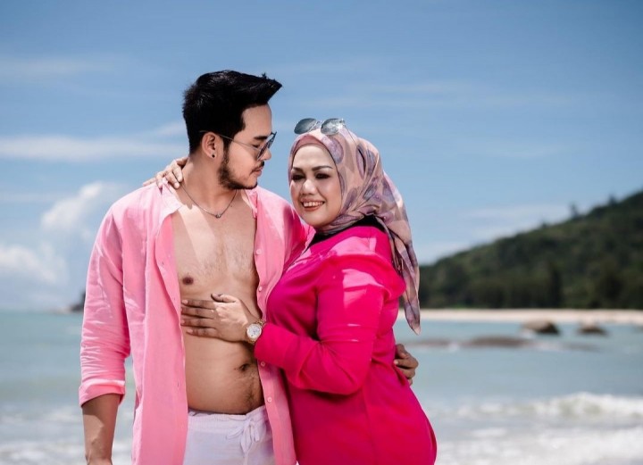 Tema Pink dan Ajak Suami Foto Bareng di Pantai, Elly Sugigi: Godaan Akan Selalu Ada (foto/int)