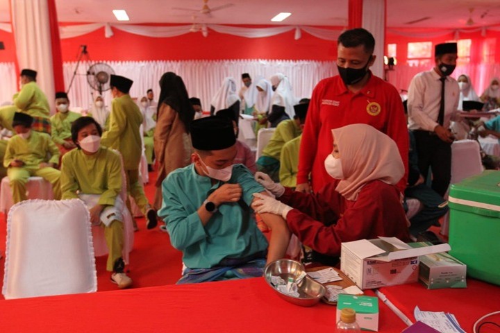 Vaksinasi ditaja Badan Inteljen Negara Daerah Riau