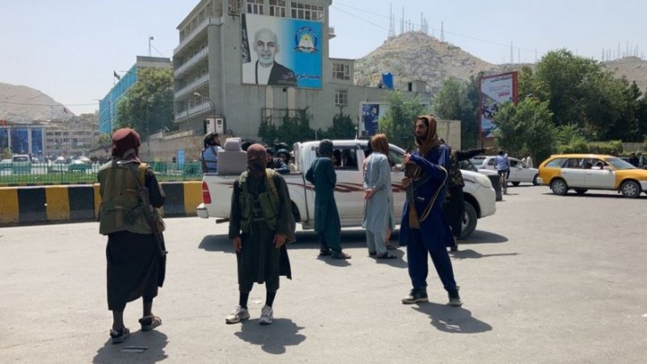 Kelompok Taliban berjaga-jaga di jalanan. Sumber: BBC