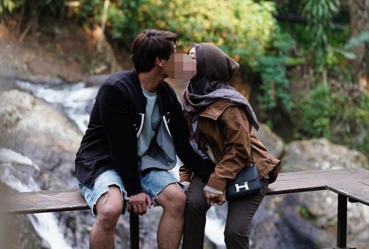 Lesti Kejora dan Rizky Billiar ciuman bibir. Sumber: Instagram/@lestykejora