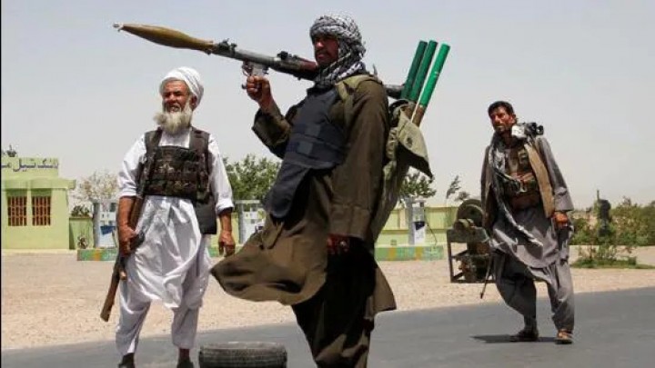 Kelompok Taliban berjaga-jaga di jalanan. Sumber: BBC