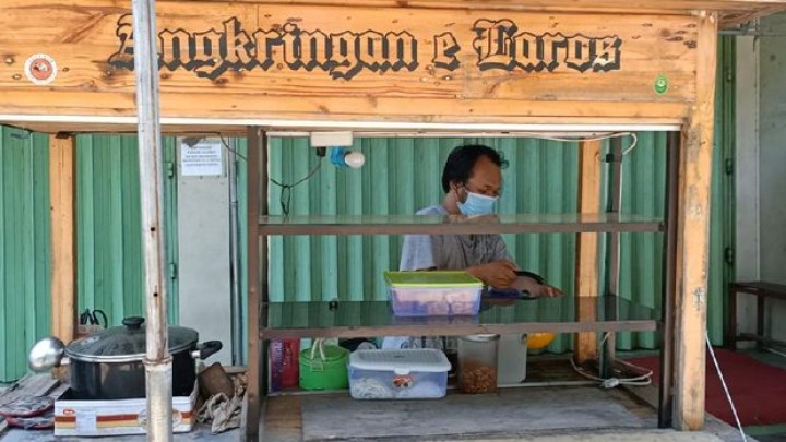 Penjual soto ayam di Kediri yang menjual makanannya hanya Rp 2.000/mangkok. Foto: Andhika Dwi/Detik.com