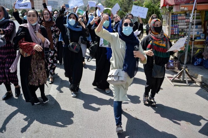 Demonstran perempuan Afghanistan di dekat Kedutaan Besar Pakistan di Kabul. (Foto: AFP/Hoshang Hashimi)