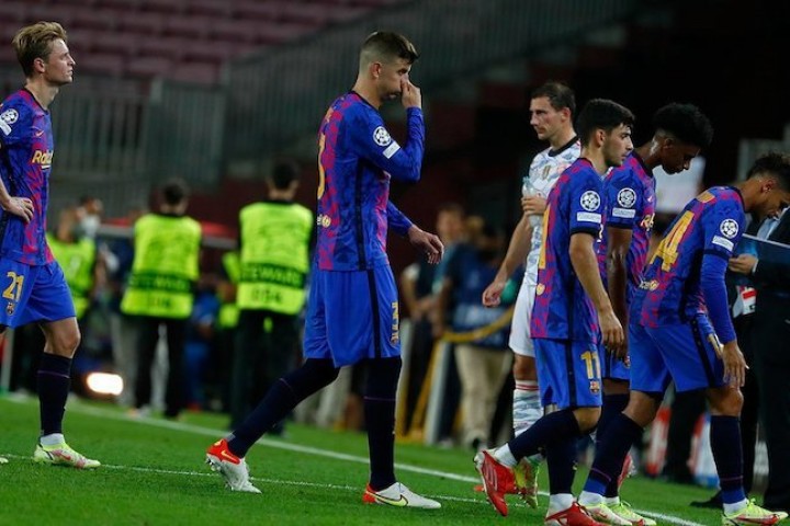 Ekspresi pemain Barcelona usai dikalahkan Bayern Munchen, Liga Champions 2021/22. Sumber: AP Photo