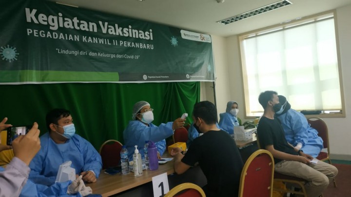 Pegadaian Kanwil II Pekanbaru mengadakan suntik vaksin untuk pegawai dan keluarga. (Foto: Istimewa)