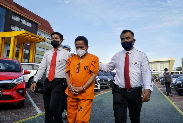 Kadiskes Kep. Meranti dr Misri digiring ke Polda Riau diduga melakukan  korupsi bantuan covid19.