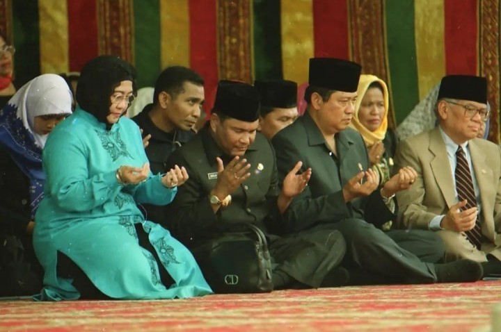 Momen SBY Saat Masih Menteri Sedang Dampingi Presiden Megawati di Aceh, Netizen: Elite Politik yang Super (foto/int)