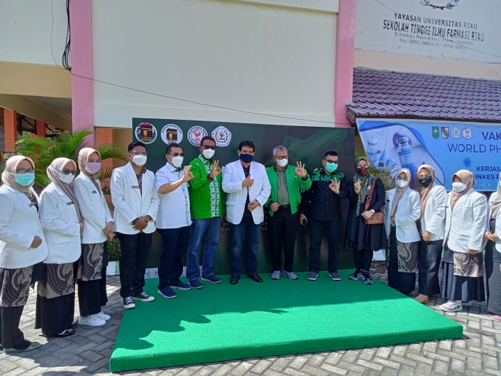 Ketua DPW PPP Riau Syamsurizal berfoto bersama usai vaksinasi massal