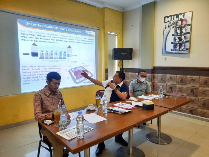 Kepala Satuan Kerja Pelaksanaan Prasarana Permukiman Provinsi Riau Yenni Mulyadi, PPK Sanitasi Taufik Hidayat dan Ketua Tim Direksi Teknis Rifky Ichsan memaparkan perkembangan pengerjaan IPAL di Pekanbaru