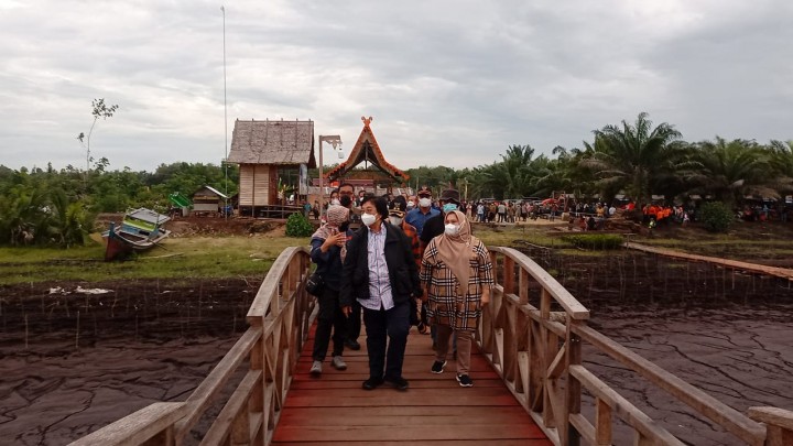 Menteri LHK saat berkunjung ke pantai raja kecik desa muntai, kecamatan bantan