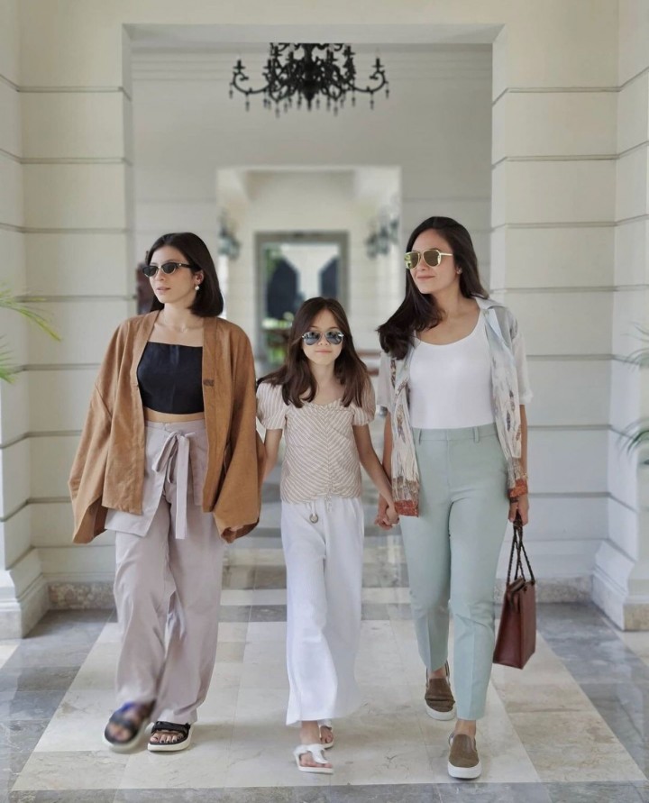 Wulan Guritno dan Kedua Putrinya [Instagram/@wulanguritno]