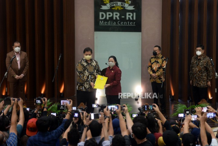 Puan Maharani menerima pengusulan nama wakil ketua DPR RI dari Airlanga hartanto/Republika