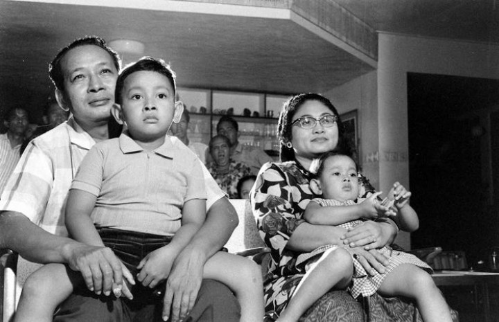 Soeharto dan Siti Hartinah, bersama kedua anak mereka di ruang keluarga kediamannya, Jalan Cendana, Menteng Jakarta Pusat, Desember 1967.