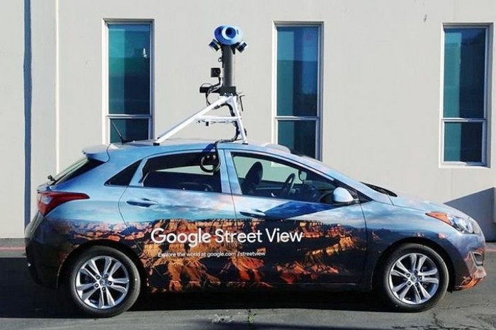 Mobil Google Street View. Sumber: Internet