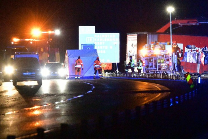 Polisi menutup tempat kejadian setelah kecelakaan antara mobil dan truk di luar kota Markaryd di Swedia, 3 Oktober 2021. (AFP Photo) 