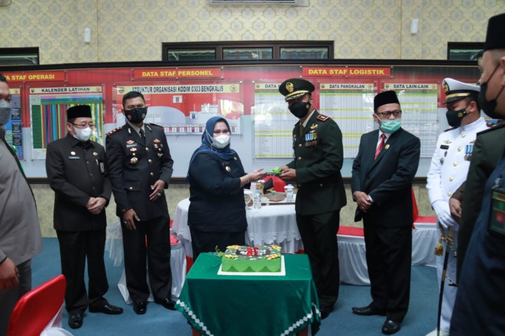 Bupati Bengkalis, Kapolres dan Dandim 0303/Bengkalis saat ikuti upacara HUT TNI ke 76 dikantor Makodim Bengkalis