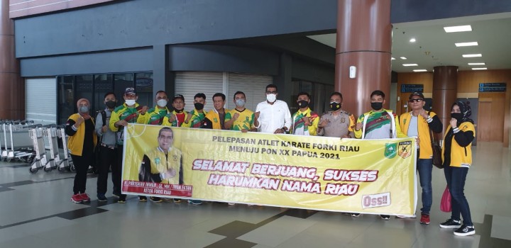 Ketua Forki Riau Parisman Ihwan Lepas Keberangkatan Atlet Forki Untuk PON XX Papua