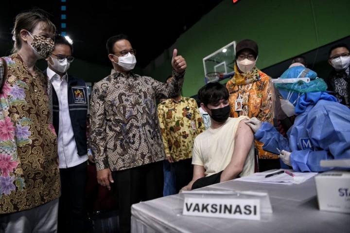 Gubernur DKI Jakarta Anies Baswedan meninjau vaksinasi untuk para WNA pengungsi dan pencari suaka di GOR Bulungan, Jakarta Selatan. Sumber: Instagram/@aniesbaswedan