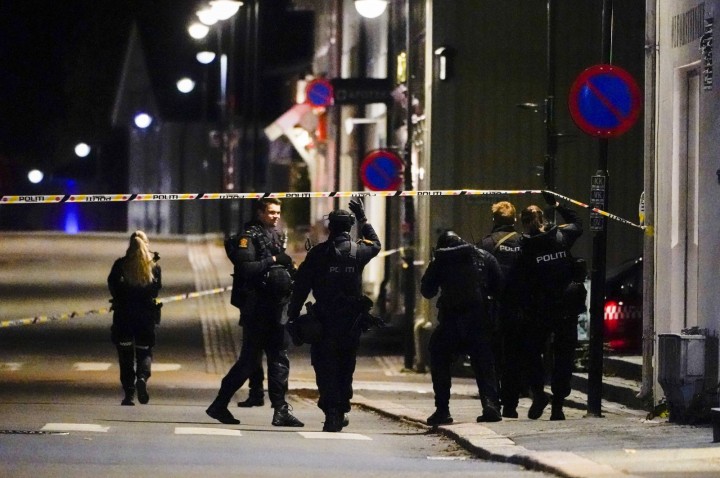 Polisi berdiri di tempat kejadian setelah serangan di Kongsberg, Norwegia, 13 Oktober 2021. (AP Photo) 