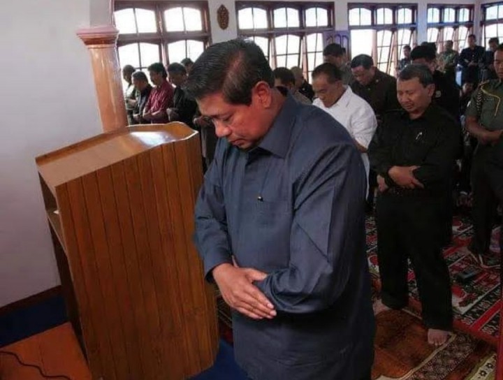 Momen SBY Jadi Imam Shalat di Wamena Papua, Netizen: Presiden Terbaik Setelah Pak Harto (foto/int)