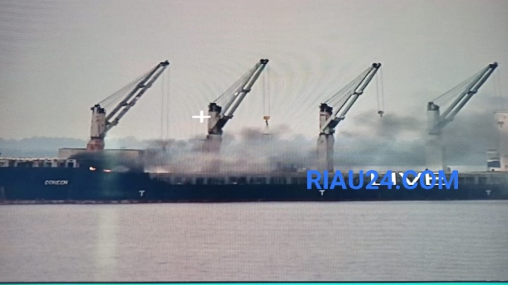 Kapal cargo MV Doreen yang terbakar di perairan Sungai Pakning