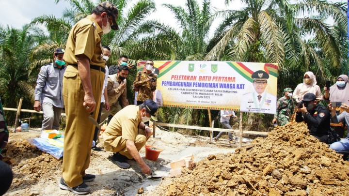 Peletakan batu pertama pembangunan pemukimam warga KAT di Indragiri Hilir. (Foto: Istimewa)